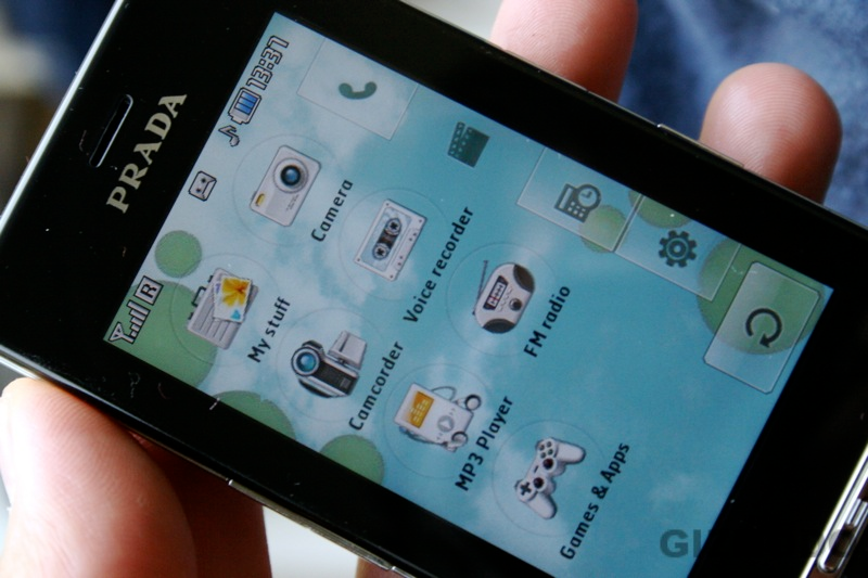 Illustration for article titled Settling this iPhone vs. LG Prada Nonsense